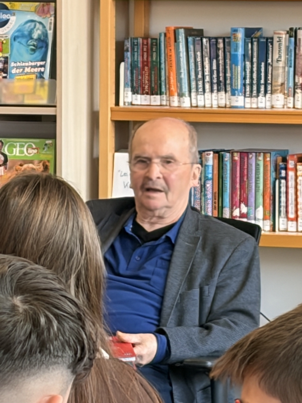 Ein Wiedersehen mit Worten – Der sechste Jahrgang trifft Autor Achim Bröger
