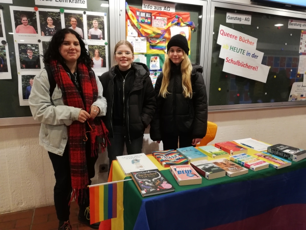 Queere Bücher ab HEUTE in der Schulbücherei!