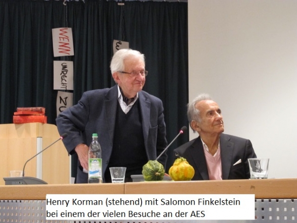 Henry Kormann (stehend) mit Salomon Finkelstein bei einem der vielen Besuche an der AES