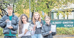 Schüler*innenkunst im Postkartenformat